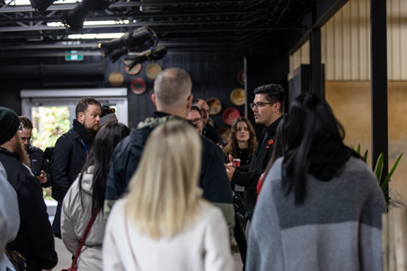 Des participants(-es) posent des questions pendant le parcours Des participants(-es) posent des questions pendant le parcours