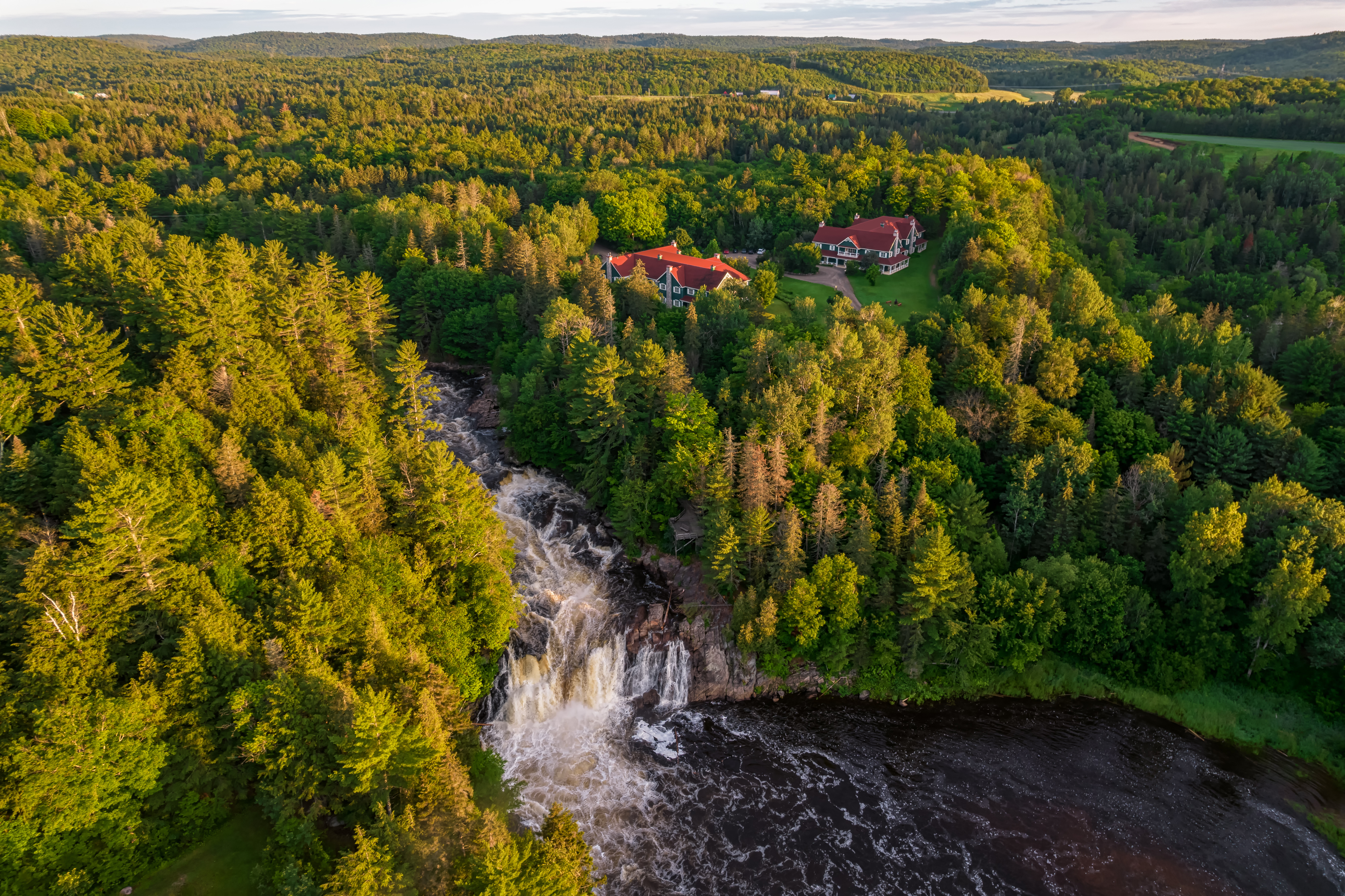 Cascade sur le domaine du Baluchon Éco-villégiature Cascade sur le domaine du Baluchon Éco-villégiature