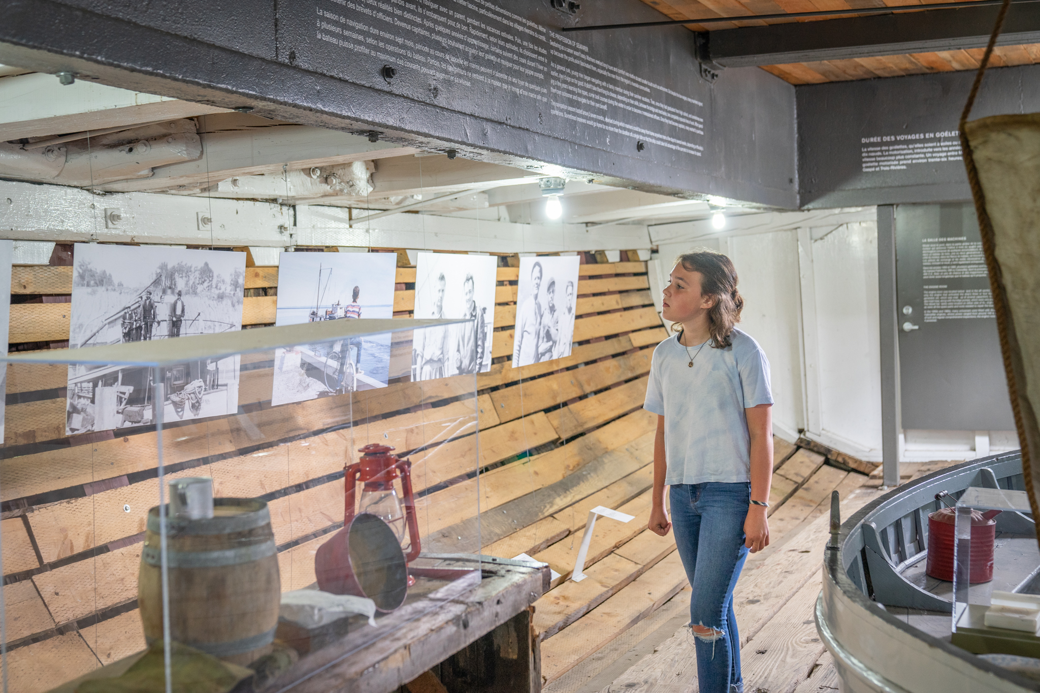 Photo d'un enfant qui regarde les panneaux ludiques installés dans le bateau Photo d'un enfant qui regarde les panneaux ludiques installés dans le bateau
