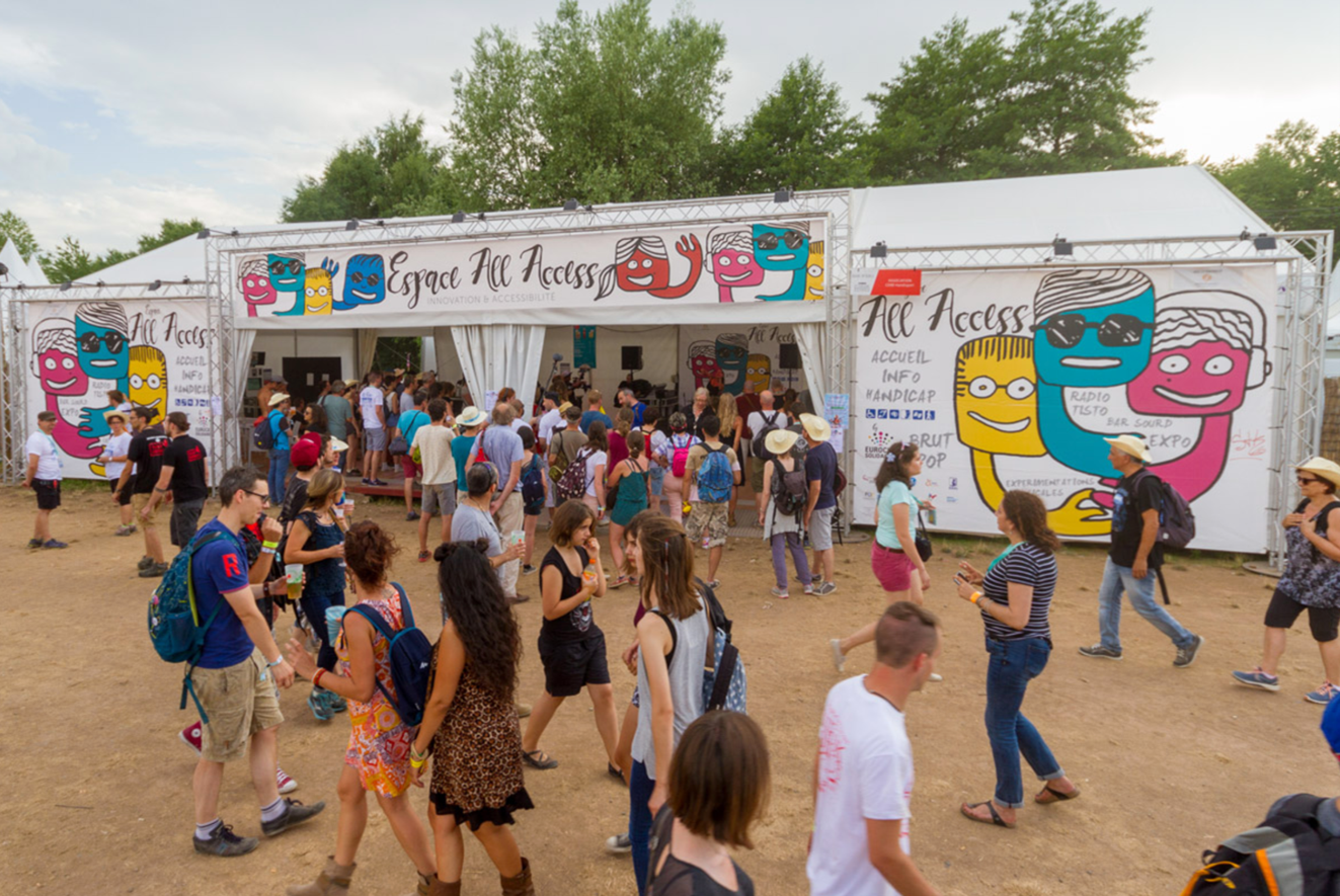 Photo de la tente des activités accessibles pour les personnes en situation de handicap Photo de la tente des activités accessibles pour les personnes en situation de handicap